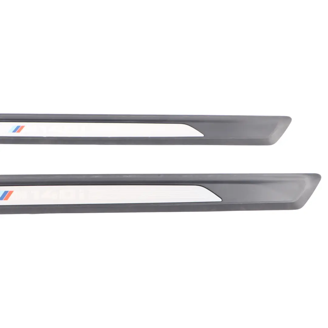 M140i Entrada Puerta Umbral Cubierta Izquierda Derecha Set para BMW F21 LCI con número de pieza 8068491 BMW F21 LCI M140i Entrada Puerta Umbral Cubierta Izquierda Derecha Set - SKU 8068491 - Número de pieza 8068491