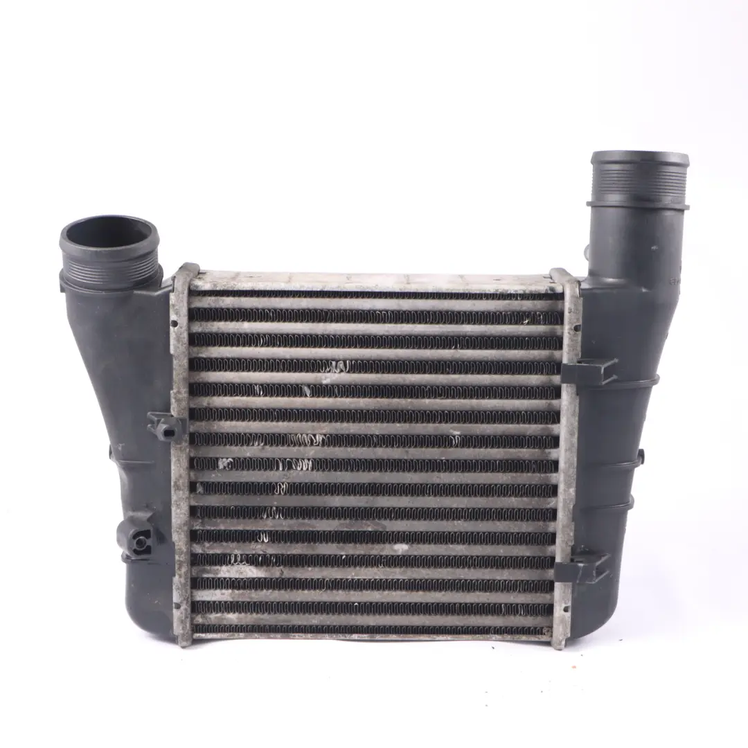 Carga de Aire Intercooler Radiador Turbo Izquierdo para Audi A4 B7 con número de pieza 8E0145805T Audi A4 B7 Carga de Aire Intercooler Radiador Turbo Izquierdo - SKU 8E0145805T - Número de pieza 8E0145805T