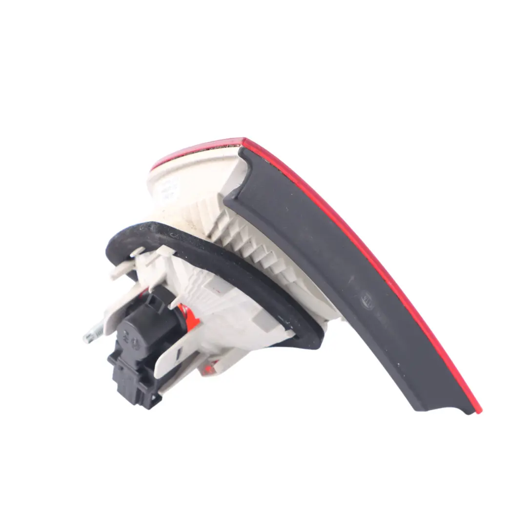 Fanale posteriore Pannello laterale posteriore sinistro 8E5945094A per Audi A4 B7 con numero di parte 8E5945093A Audi A4 B7 Fanale posteriore Pannello laterale posteriore sinistro 8E5945094A - SKU 8E5945093A - Numero di parte 8E5945093A