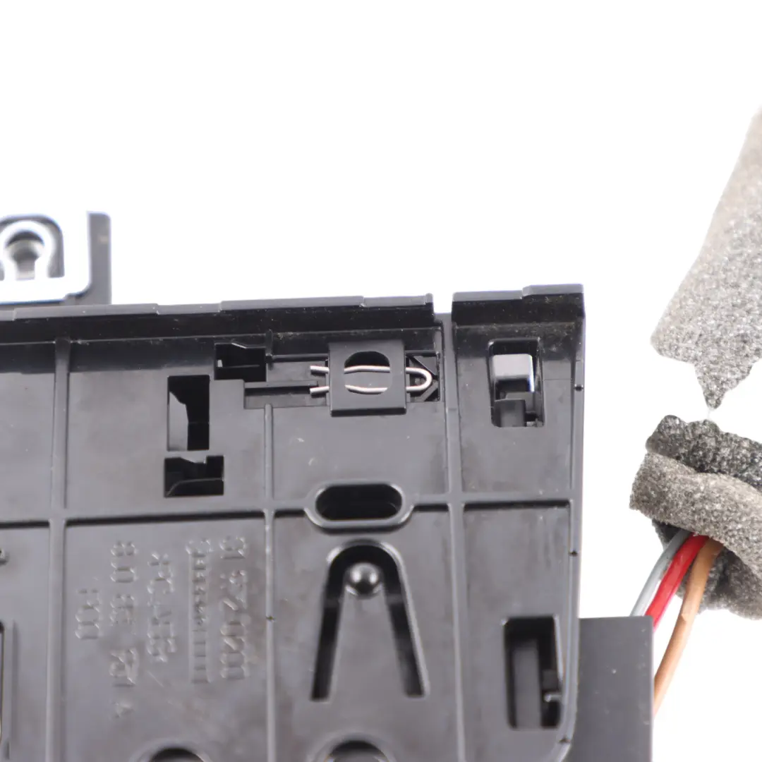 Vano portaoggetti console Vano portacenere Presa 12V per Audi TT 8J con numero di parte 8J0857951A Audi TT 8J Vano portaoggetti console Vano portacenere Presa 12V - SKU 8J0857951A - Numero di parte 8J0857951A