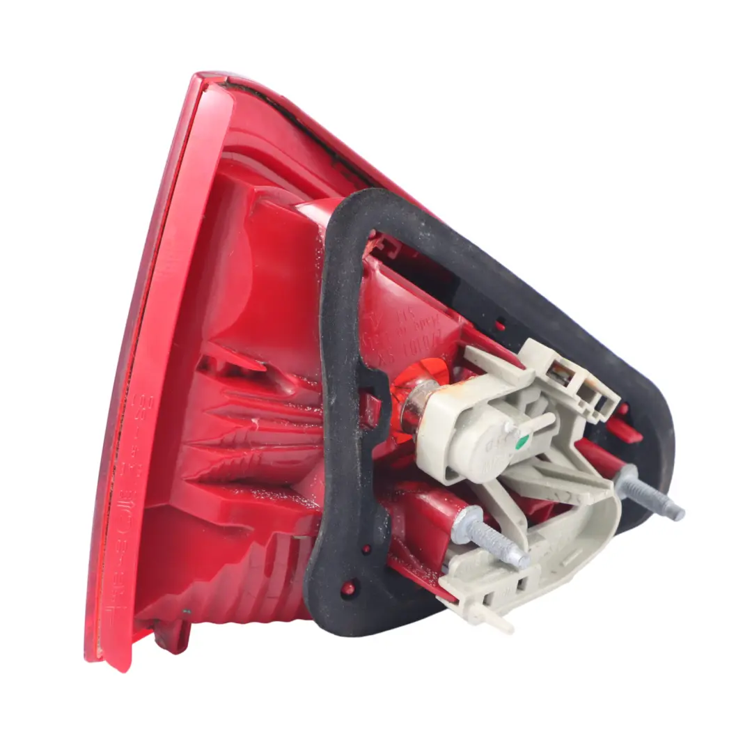 Lampa Tylna Lewa Wewnętrzna Tył Lewo do Audi A5 8T o numerze 8T0945093 Audi A5 8T Lampa Tylna Lewa Wewnętrzna Tył Lewo - SKU 8T0945093 - Numer Części 8T0945093