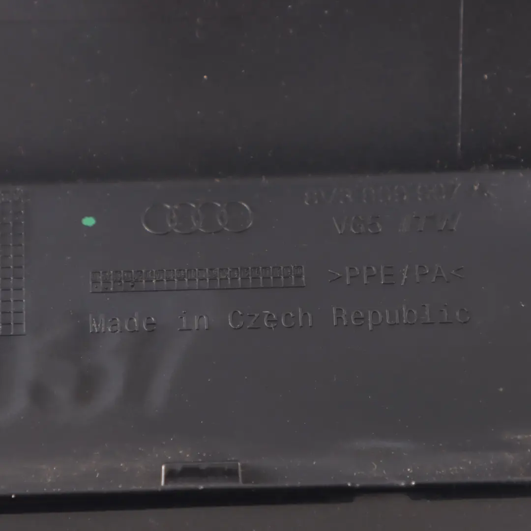 Kraft Stoffein Füll Klappen Abdeckung Phantom Schwarz Z9Y für Audi A3 8V mit Teilenummer 8V3809907A Audi A3 8V Kraft Stoffein Füll Klappen Abdeckung Phantom Schwarz Z9Y - SKU 8V3809907A-PHB - Teilenummer 8V3809907A