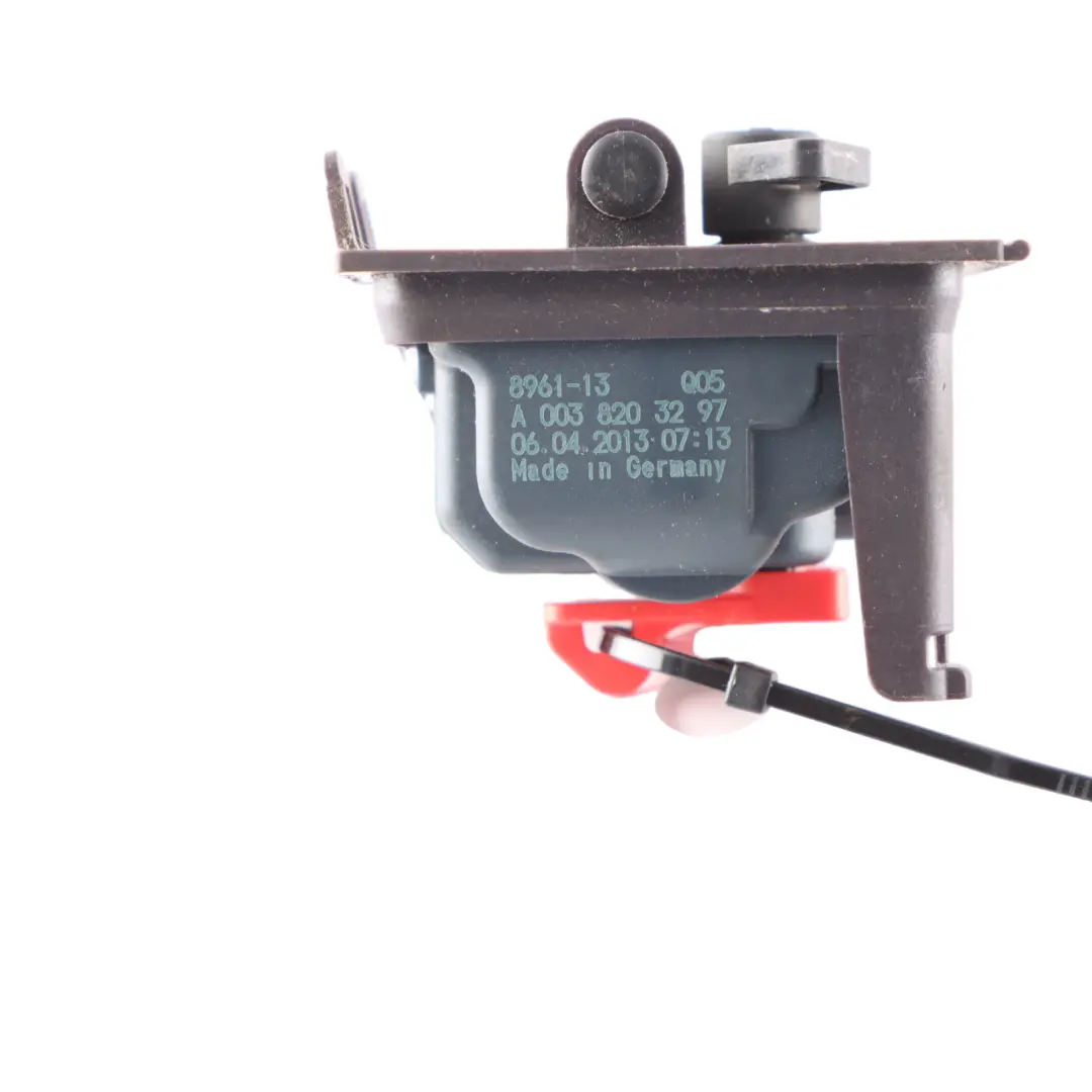 Mercedes W176 W246 C117 Bloqueo tapa combustible Motor Actuador - SKU A0038203297 - Número de pieza A0038203297