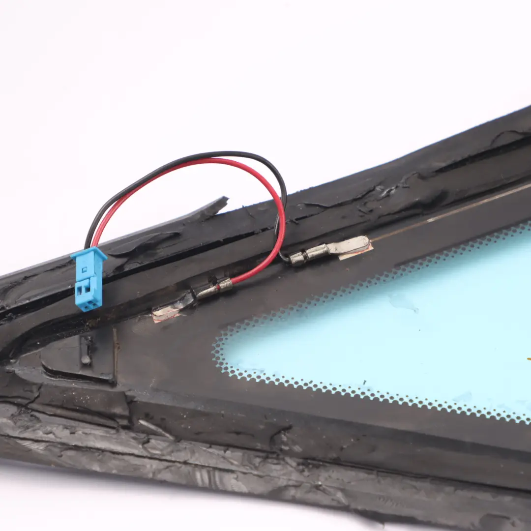 Side Window Glass Rear Right O/S Triangle AS2 A1646701011 to Mercedes ML W164 with Part number A1646701611 Mercedes ML W164 Side Window Glass Rear Right O/S Triangle AS2 A1646701011 - SKU A1646701011-1 - Part number A1646701611