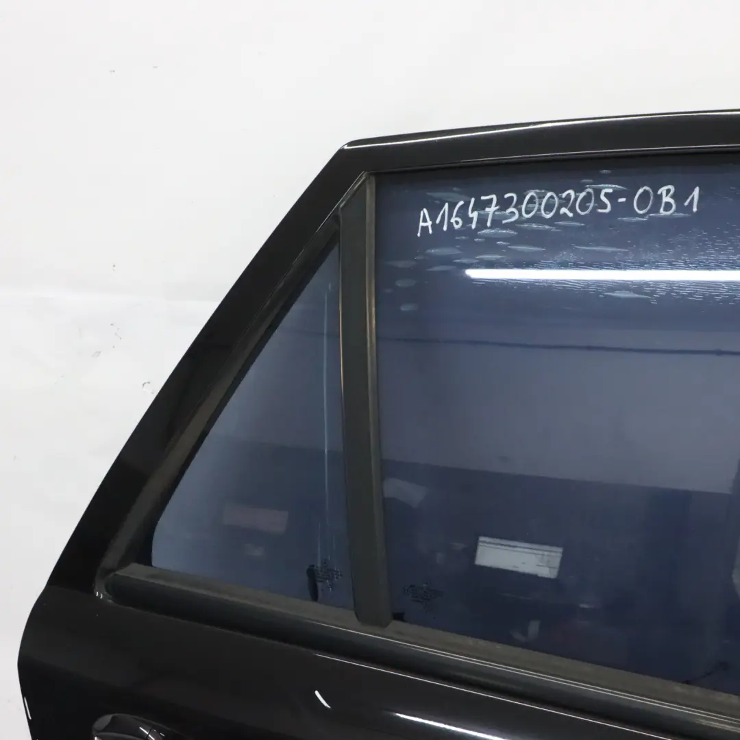 Tür Hinten Rechts Obsidianschwarz Metallic - 197 für Mercedes ML W164 mit Teilenummer A1647300205 Mercedes ML W164 Tür Hinten Rechts Obsidianschwarz Metallic - 197 - SKU A1647300205-OB1 - Teilenummer A1647300205