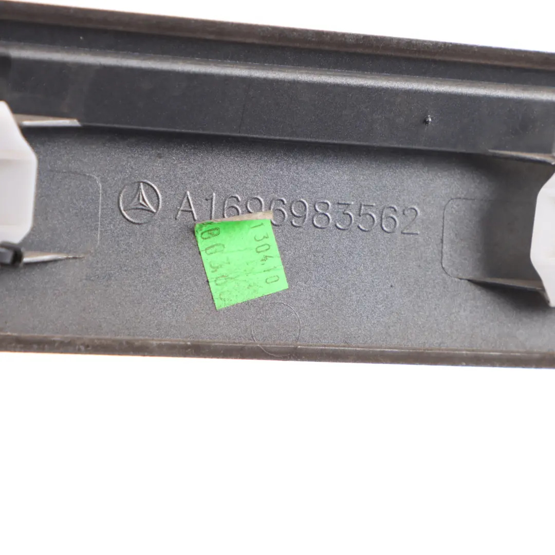 Striscia rivestimento porta anteriore sinistra Grigio Montagna 787 per Mercedes W245 con numero di parte A1696903362 Mercedes W245 Striscia rivestimento porta anteriore sinistra Grigio Montagna 787 - SKU A1696903362-MG - Numero di parte A1696903362