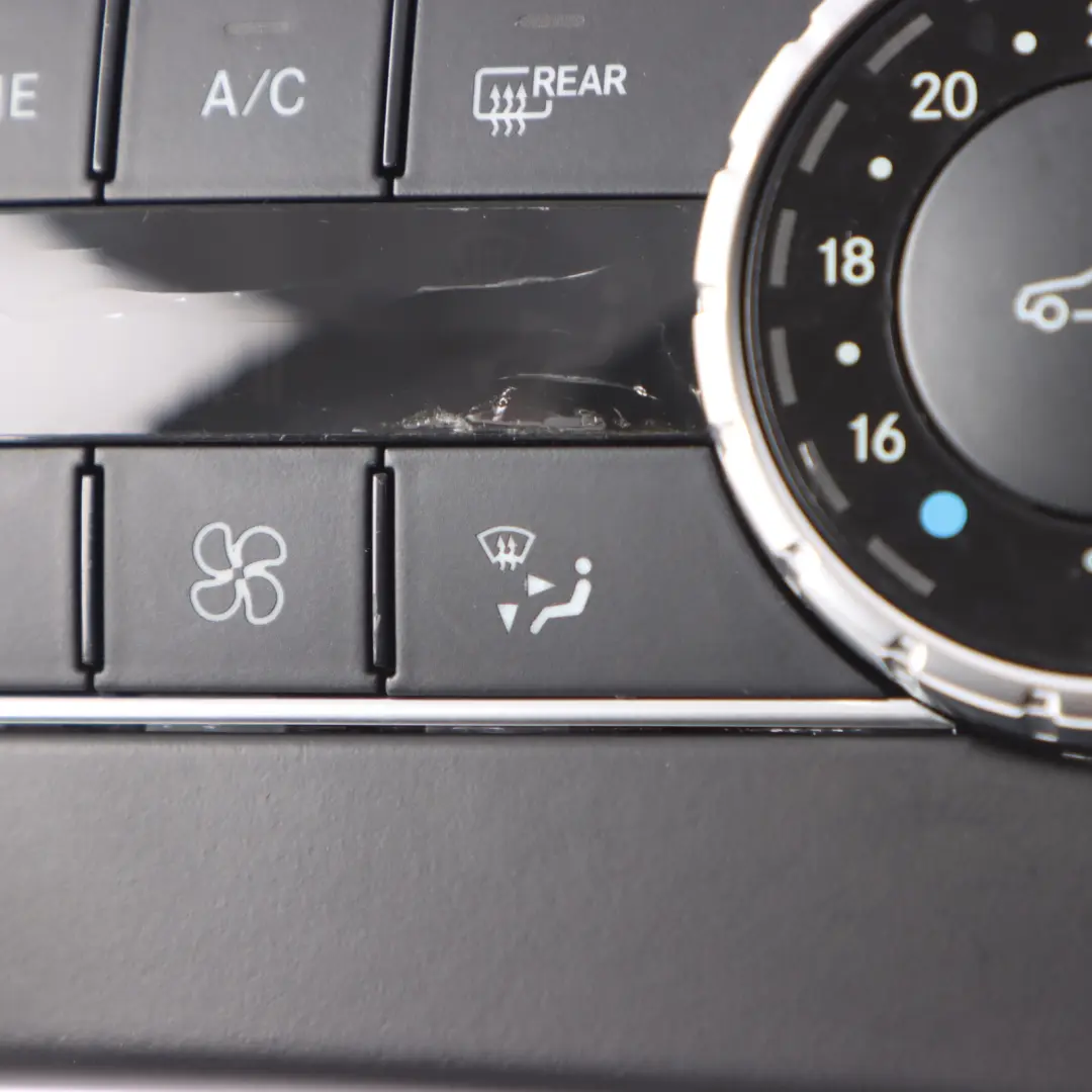 Panel Sterowania Klimatyzacji Nawiewu do Mercedes W204 o numerze A2049006608 Mercedes W204 Panel Sterowania Klimatyzacji Nawiewu - SKU A2049006608-3 - Numer Części A2049006608