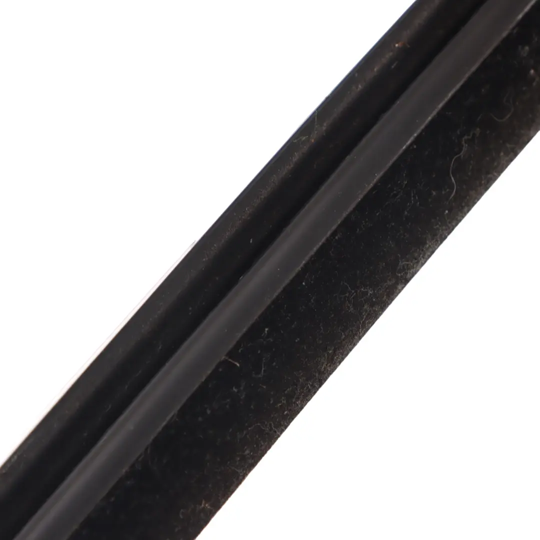 Mercedes A207 Joint de Vitre Arrière Gauche Bande Latérale Chromée - SKU A2076701400 - Numéro de pièce A2076701400