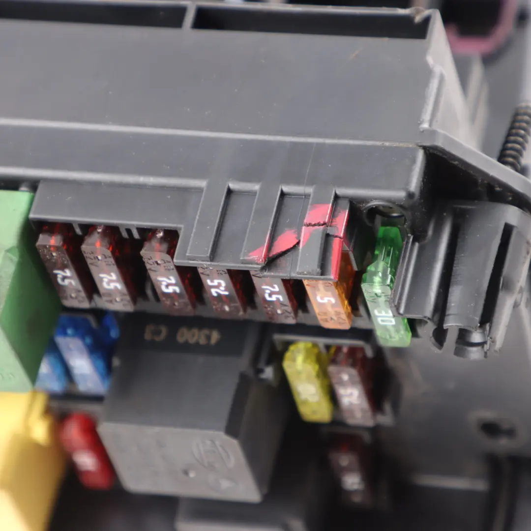 Fuse Box Control Unit SAM Module Relay to Mercedes C204 with Part number A2129008825 Mercedes C204 Fuse Box Control Unit SAM Module Relay - SKU A2129008825 - Part number A2129008825
