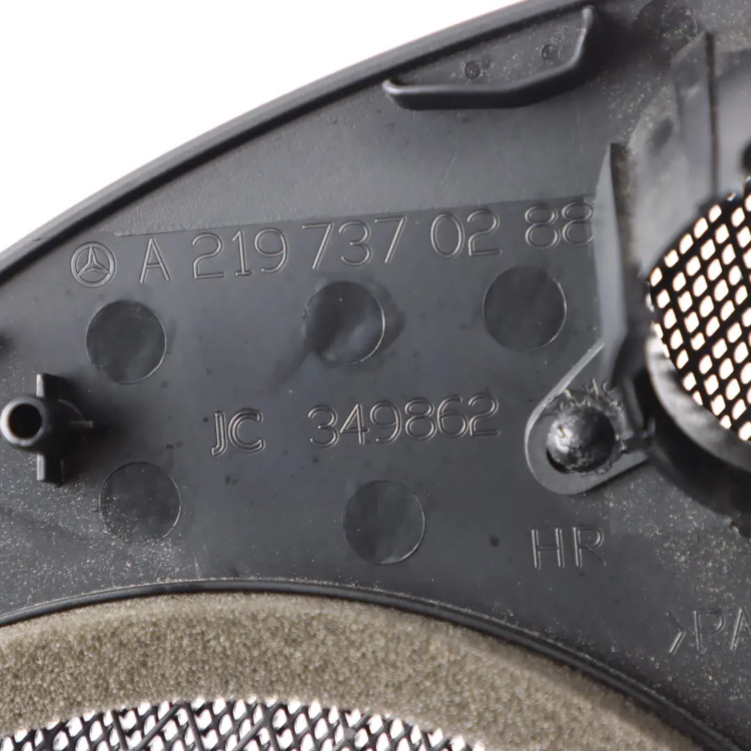 Osłona Maskownica Głośnika Drzwi Prawy Tył do Mercedes C219 o numerze A2197370288 Mercedes C219 Osłona Maskownica Głośnika Drzwi Prawy Tył - SKU A2197370288 - Numer Części A2197370288
