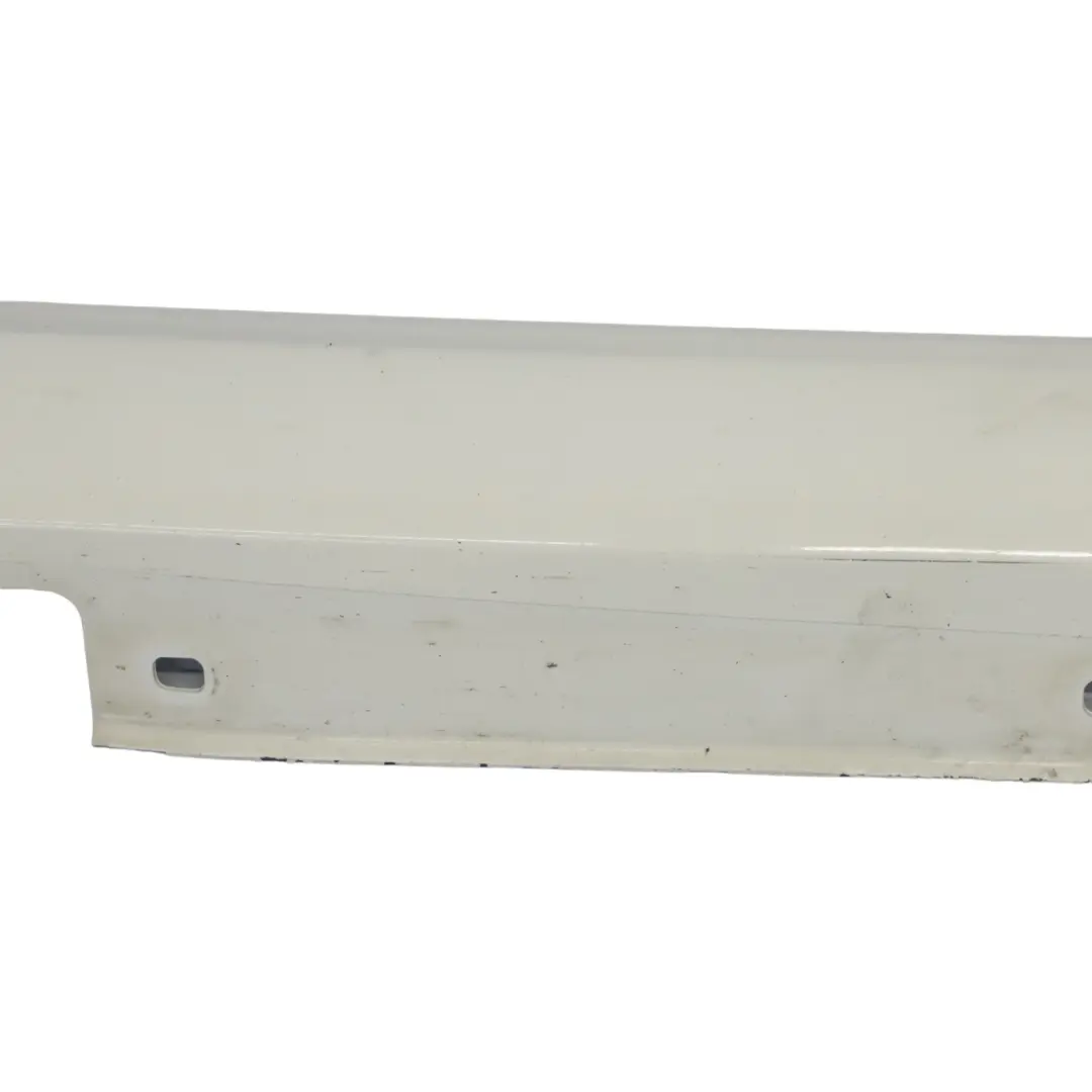 jupe latérale droite couvre seuil de porte Calcite White - 650 pour Mercedes W176 à propos du numéro de pièce A2466980654 Mercedes W176 jupe latérale droite couvre seuil de porte Calcite White - 650 - SKU A2466980654-CW1 - Numéro de pièce A2466980654