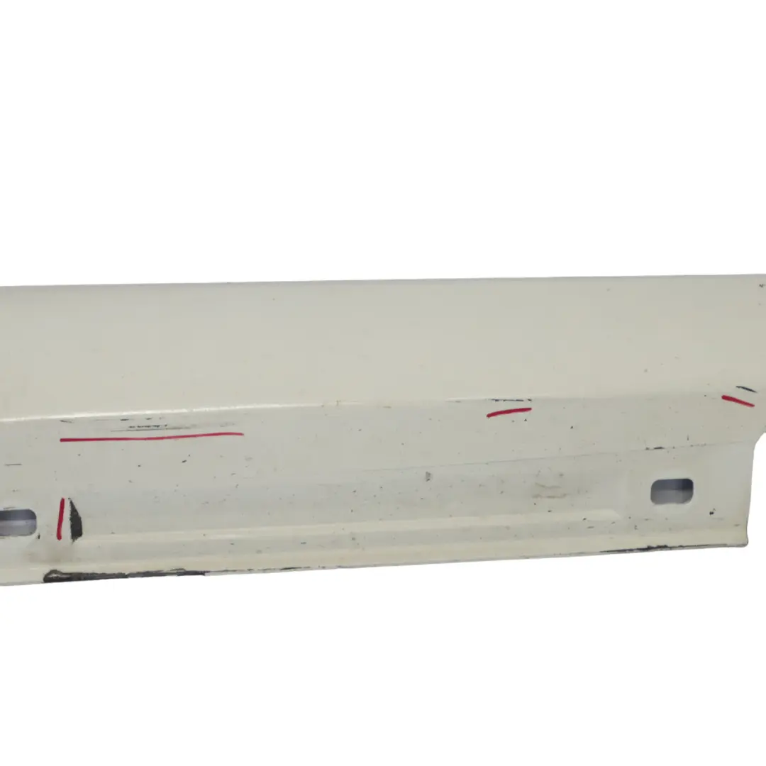 Faldón lateral derecho Cubre umbral de puerta Blanco Calcita - 650 para Mercedes W176 con número de pieza A2466980654 Mercedes W176 Faldón lateral derecho Cubre umbral de puerta Blanco Calcita - 650 - SKU A2466980654-CW1 - Número de pieza A2466980654