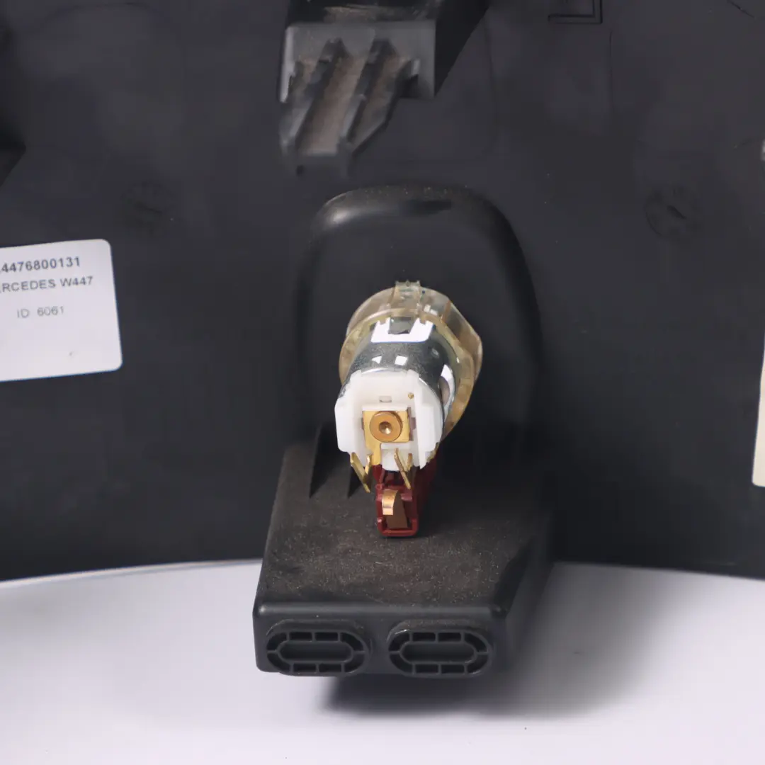 Consola Central Tapa Panel Encendedor para Mercedes W447 con número de pieza A4476800131 Mercedes W447 Consola Central Tapa Panel Encendedor - SKU A4476800131 - Número de pieza A4476800131
