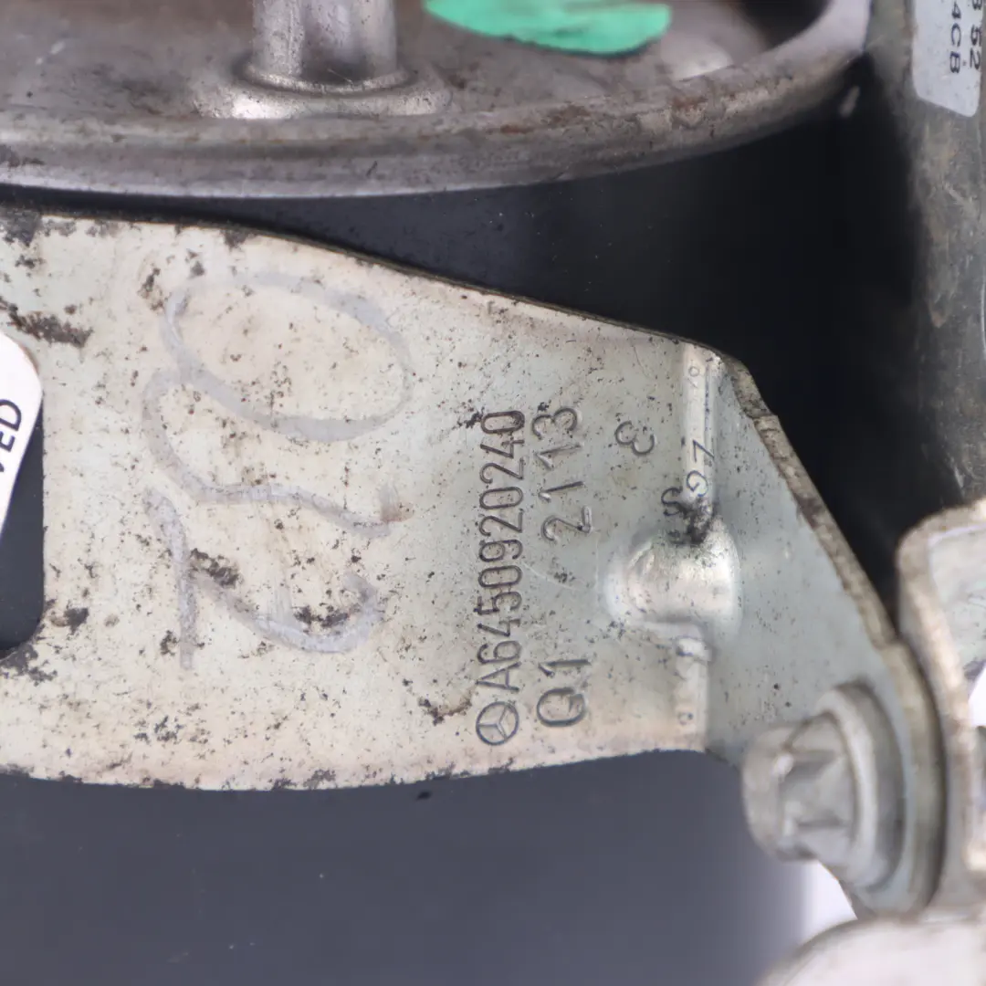 Support fixation filtre à carburant pour Mercedes W906 à propos du numéro de pièce A6420904852 Mercedes W906 Support fixation filtre à carburant - SKU A6420904852 - Numéro de pièce A6420904852