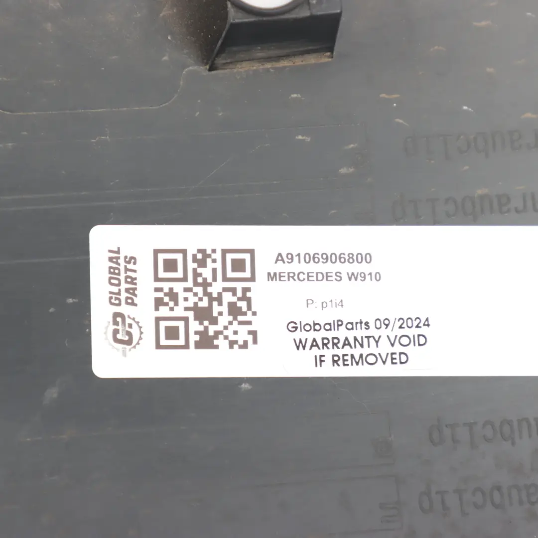 Mercedes W907 W910 Tapa Moldura Puerta Lateral Corredera Derecha - SKU A9106906800 - Número de pieza A9106906800