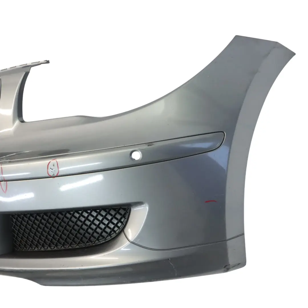 Zderzak Przedni Spacegrau Space Grey Metallic - A52 do BMW E81 E87 LCI o numerze 0035909 BMW E81 E87 LCI Zderzak Przedni Spacegrau Space Grey Metallic - A52 - SKU 0035909-SCG - Numer Części 0035909