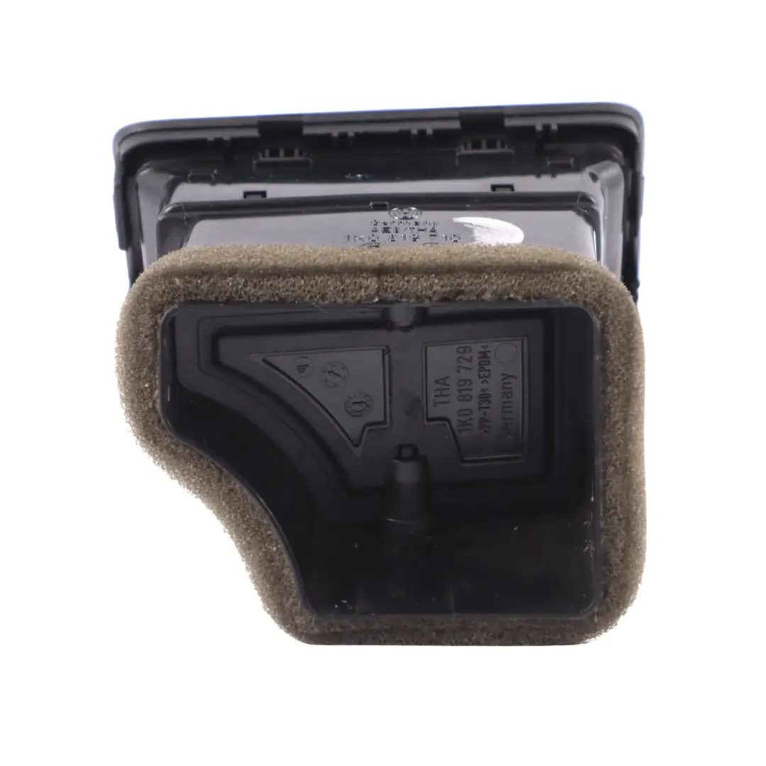 1K Kratka Nawiewu Przód Prawo do VW Golf o numerze 1K0819704D VW Golf 1K Kratka Nawiewu Przód Prawo - SKU 1K0819704D - Numer Części 1K0819704D