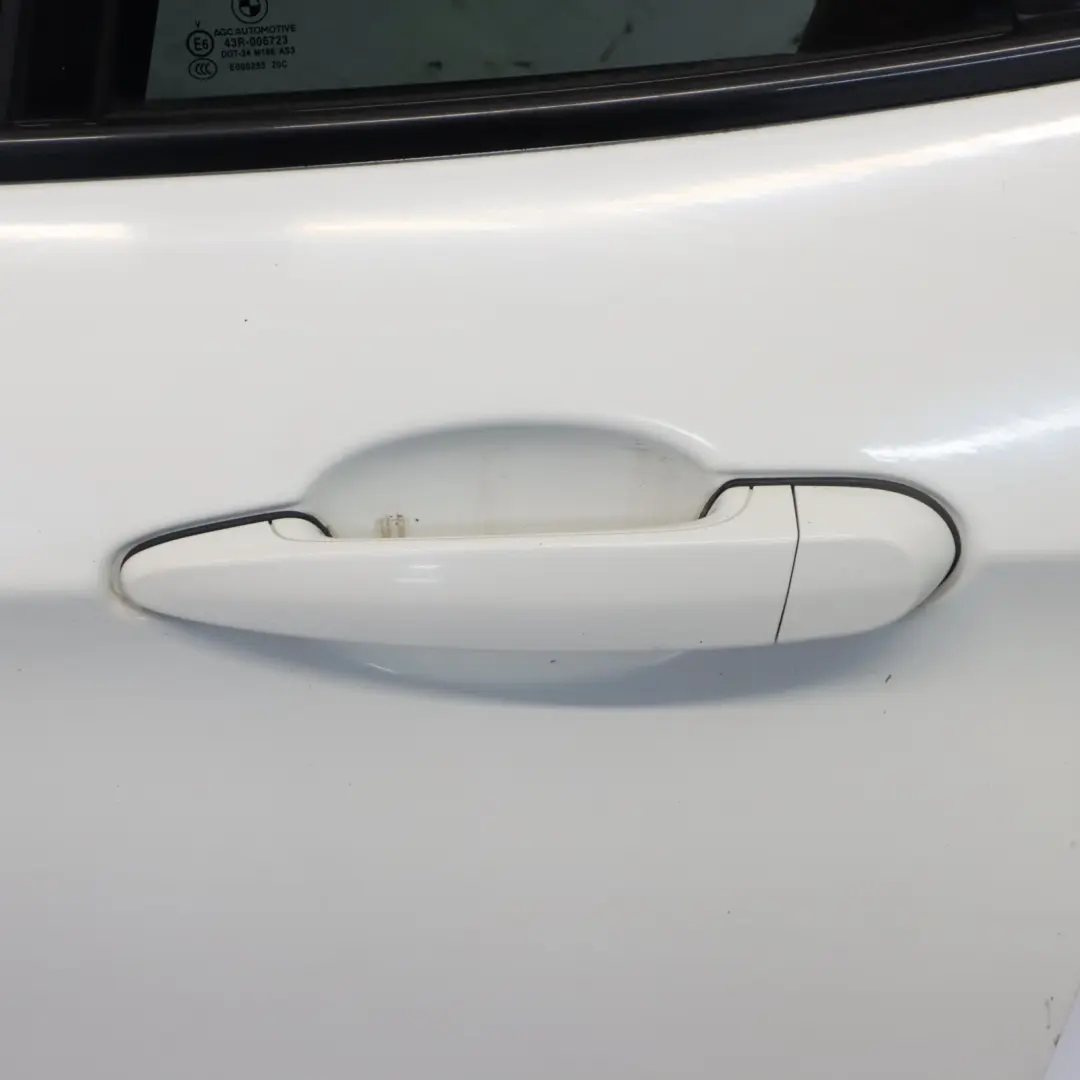 Puerta Trasera Izquierda Alpinweiss Alpine Blanco 3 - 300 para BMW X1 E84 con número de pieza 2993819 BMW X1 E84 Puerta Trasera Izquierda Alpinweiss Alpine Blanco 3 - 300 - SKU 2993819-AW - Número de pieza 2993819