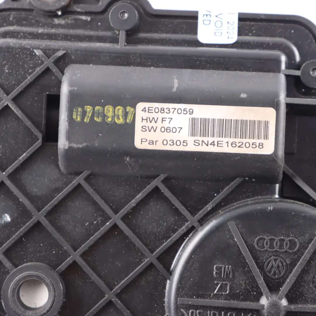 Qua Soft Close Motor Actuator Porta anteriore posteriore per Audi S8 V10 con numero di parte 4E0837059 Audi S8 V10 Qua Soft Close Motor Actuator Porta anteriore posteriore - SKU 4E0837059 - Numero di parte 4E0837059