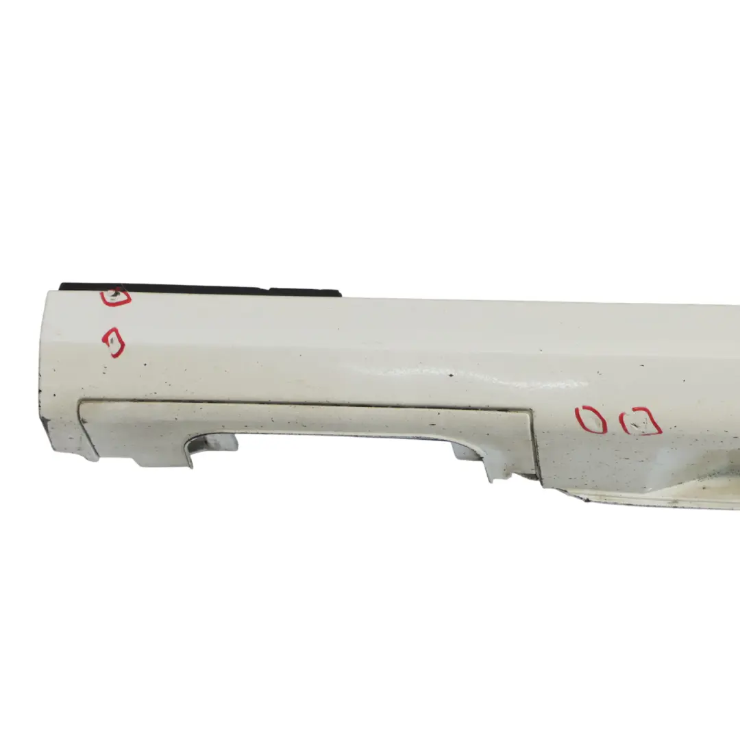 Latérale Panneau de recouvrement du seuil gauche Ibis White - Y9C pour Audi A6 4G à propos du numéro de pièce 4G0853855F Audi A6 4G Latérale Panneau de recouvrement du seuil gauche Ibis White - Y9C - SKU 4G0853855F-IWH - Numéro de pièce 4G0853855F