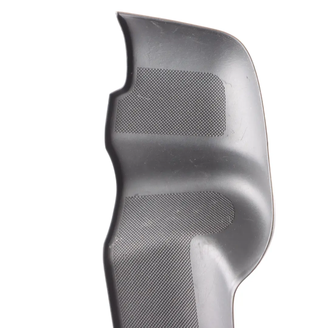Prawa Przednia Wkładka Gumowa Schowka 4G0868133 do Audi RS6 C7 o numerze 4G0868134 Audi RS6 C7 Prawa Przednia Wkładka Gumowa Schowka 4G0868133 - SKU 4G0868134 - Numer Części 4G0868134