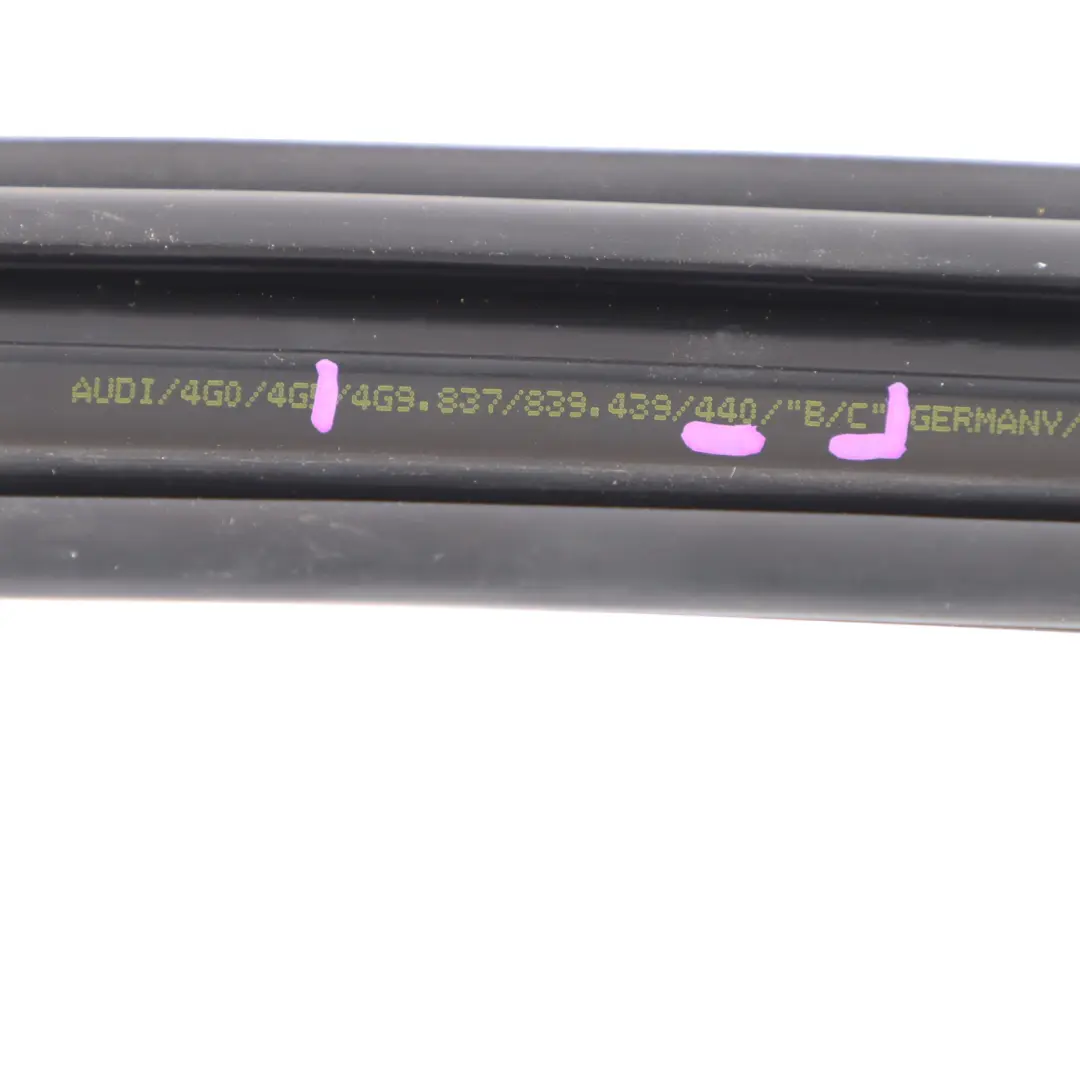 Guarnizione Guida Portiera Posteriore Destra per Audi RS6 C7 Avant con numero di parte 4G9839440C Audi RS6 C7 Avant Guarnizione Guida Portiera Posteriore Destra - SKU 4G9839440C - Numero di parte 4G9839440C