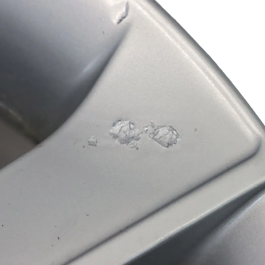 Silberne Leicht metall felge 17" V-Speiche 141 ET:47 7J 6762888 für BMW E81 E87 mit Teilenummer 6775621 BMW E81 E87 Silberne Leicht metall felge 17" V-Speiche 141 ET:47 7J 6762888 - SKU 6762888-5 - Teilenummer 6775621