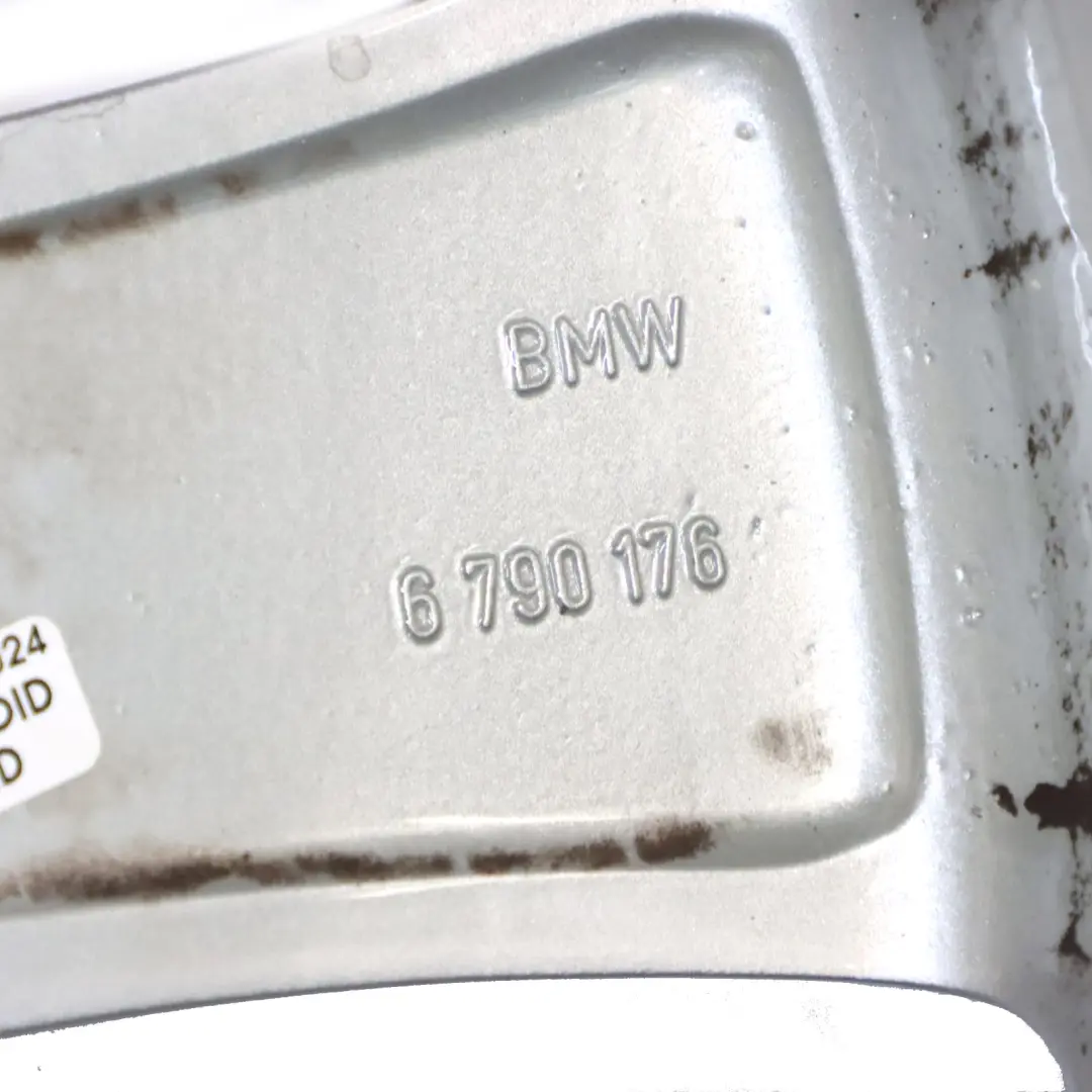 Silberne Leicht Metall Felge Stern Speiche 8J 18" ET:30 für BMW F10 F11 F12 mit Teilenummer 6790176 BMW F10 F11 F12 Silberne Leicht Metall Felge Stern Speiche 8J 18" ET:30 - SKU 6790176-2 - Teilenummer 6790176