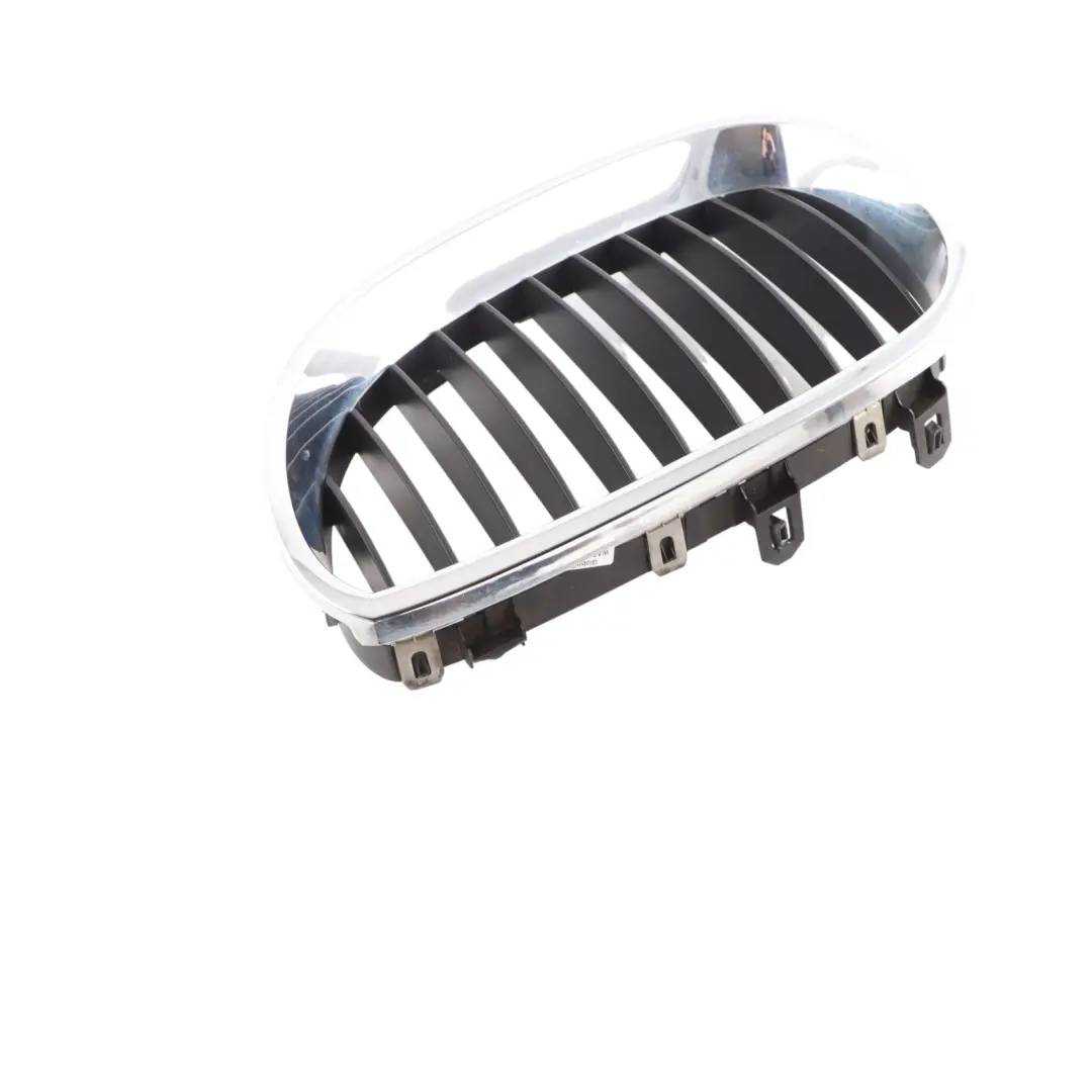 Kratka Grill Nerka Atrapa Zderzaka Lewa Chrom do BMW E60 E61 o numerze 7065701 BMW E60 E61 Kratka Grill Nerka Atrapa Zderzaka Lewa Chrom - SKU 7065701-1 - Numer Części 7065701