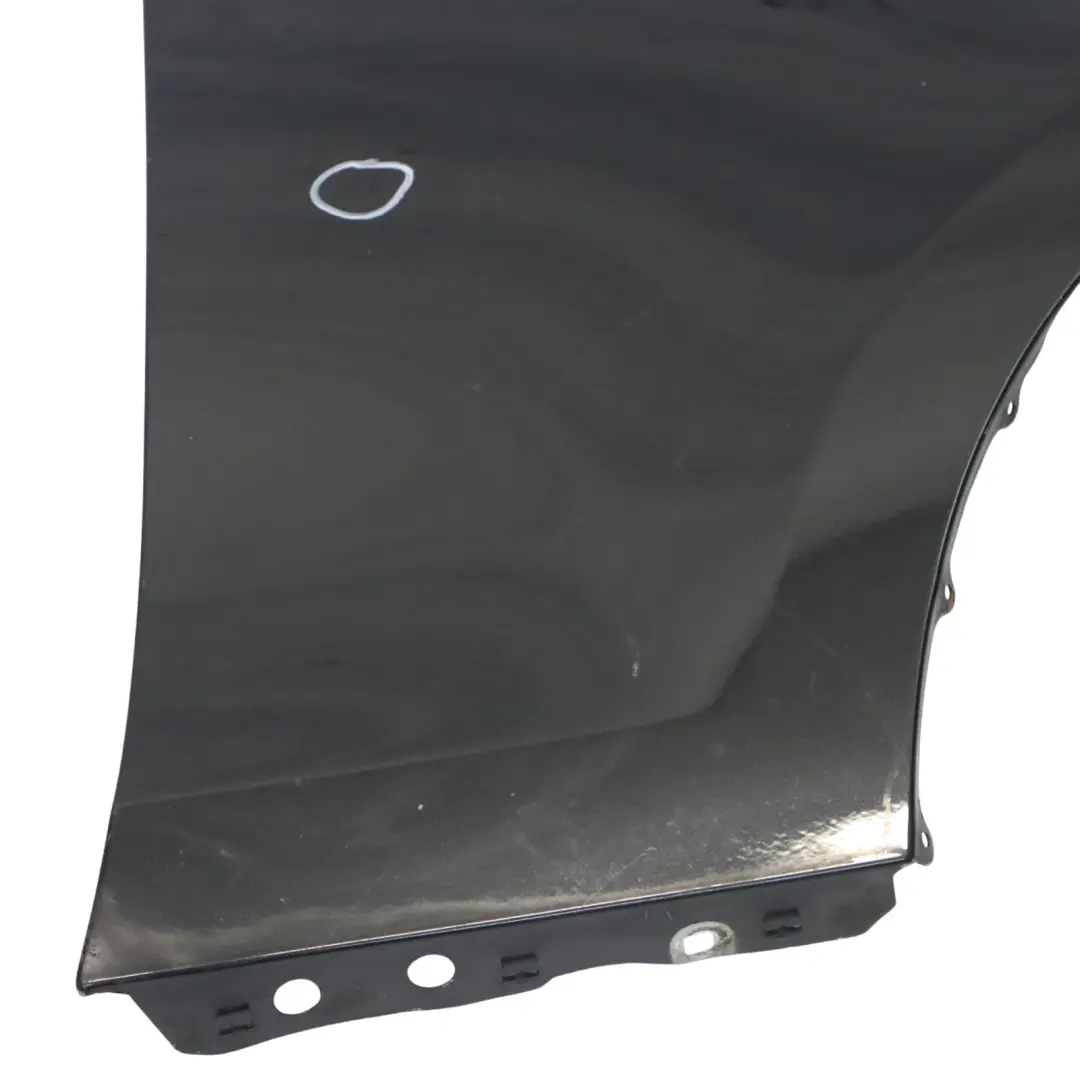 Panel Lateral Guardabarros Ala Delantera Derecha Black Sapphire 475 para BMW E81 E87 con número de pieza 7133228 BMW E81 E87 Panel Lateral Guardabarros Ala Delantera Derecha Black Sapphire 475 - SKU 7133228-BS10 - Número de pieza 7133228