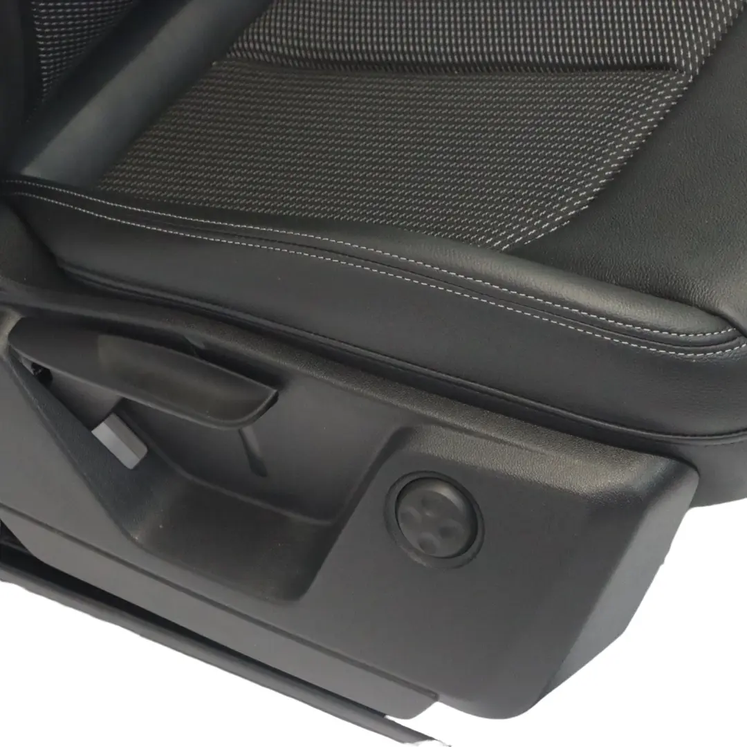 Sedile anteriore destro riscaldato S Line Mezza Pelle Nero Grigio per Audi Q2 GA con numero di parte 81A881806AP Audi Q2 GA Sedile anteriore destro riscaldato S Line Mezza Pelle Nero Grigio - SKU 81A881806AP-1 - Numero di parte 81A881806AP