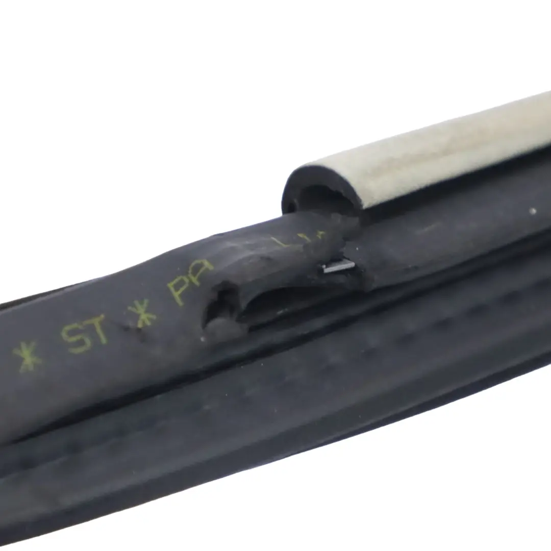 Audi A3 8P 3 Joint d'étanchéité de portière Garde-boue Gauche Droite - SKU 8P3831721K - Numéro de pièce 8P3831721K