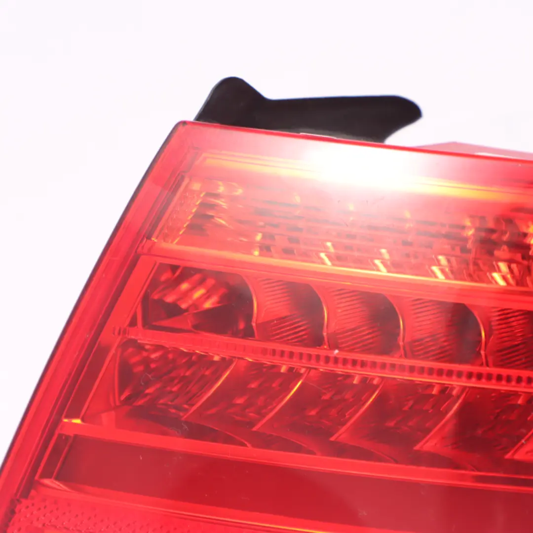 Feu de hayon droit du coffre arrière pour Audi A5 8T à propos du numéro de pièce 8T0945096H Audi A5 8T Feu de hayon droit du coffre arrière - SKU 8T0945096H - Numéro de pièce 8T0945096H