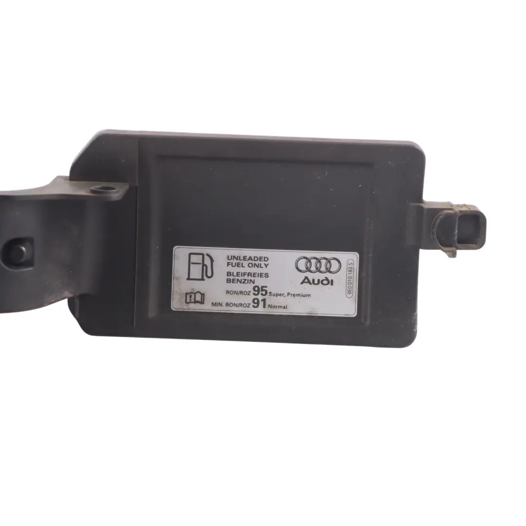 Insertion trappe remplissage du réservoir d'essence pour Audi A5 8T 2.0 à propos du numéro de pièce 8T8809906D Audi A5 8T 2.0 Insertion trappe remplissage du réservoir d'essence - SKU 8T8809906D - Numéro de pièce 8T8809906D