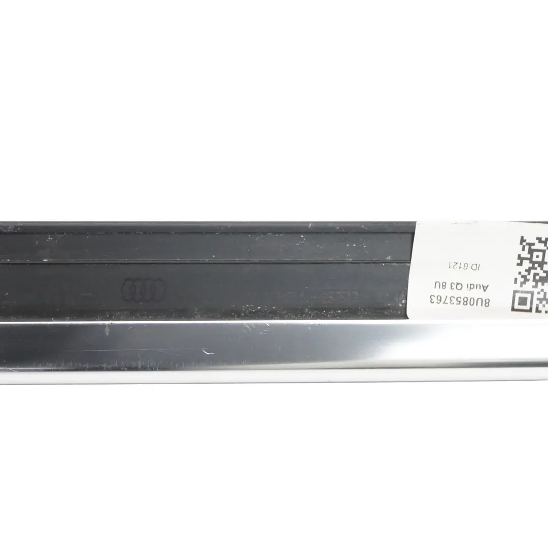 Listwa Zgarniająca Drzwi Lewy Tył Chrom do Audi Q3 8U o numerze 8U0853763 Audi Q3 8U Listwa Zgarniająca Drzwi Lewy Tył Chrom - SKU 8U0853763 - Numer Części 8U0853763