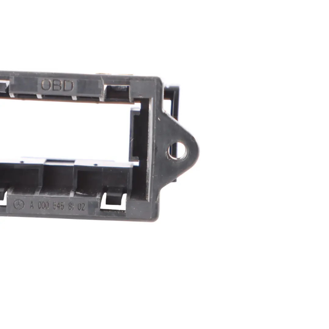 W907 W910 Osłona Gniazda Złącza OBD do Mercedes Sprinter o numerze A0005458102 Mercedes Sprinter W907 W910 Osłona Gniazda Złącza OBD - SKU A0005458102 - Numer Części A0005458102