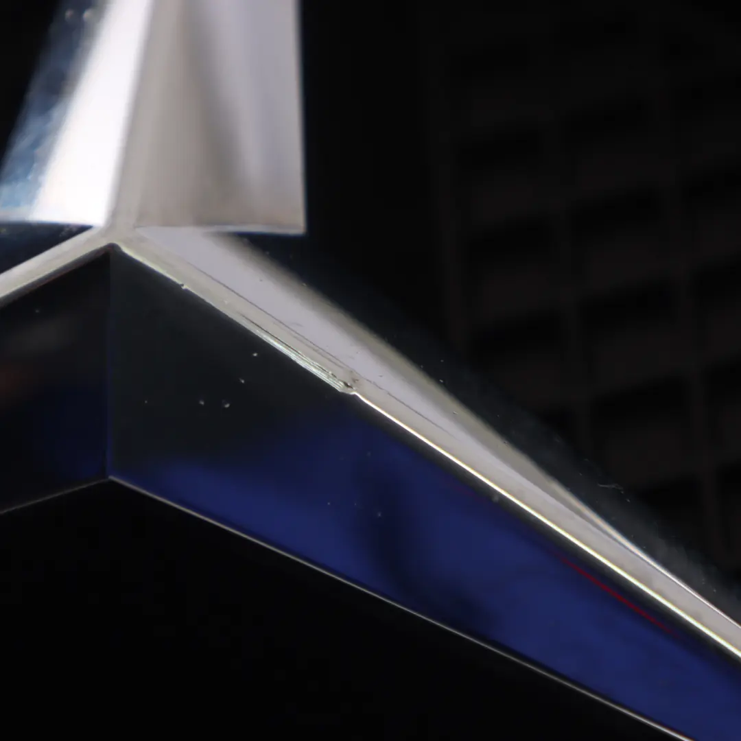 Frontgrill Zierleiste Emblem für Mercedes W213 A238 Cabrio AMG mit Teilenummer A0008880100 Mercedes W213 A238 Cabrio AMG Frontgrill Zierleiste Emblem - SKU A2388880700 - Teilenummer A0008880100