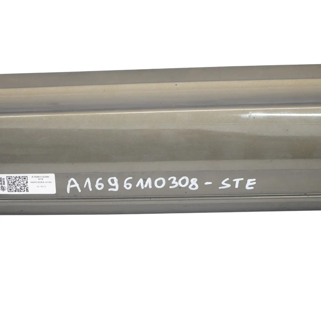 Cache seuil de porte gauche Steppe Brown Metallic - 490 pour Mercedes W169 à propos du numéro de pièce A1696110308 Mercedes W169 Cache seuil de porte gauche Steppe Brown Metallic - 490 - SKU A1696110308-STE - Numéro de pièce A1696110308
