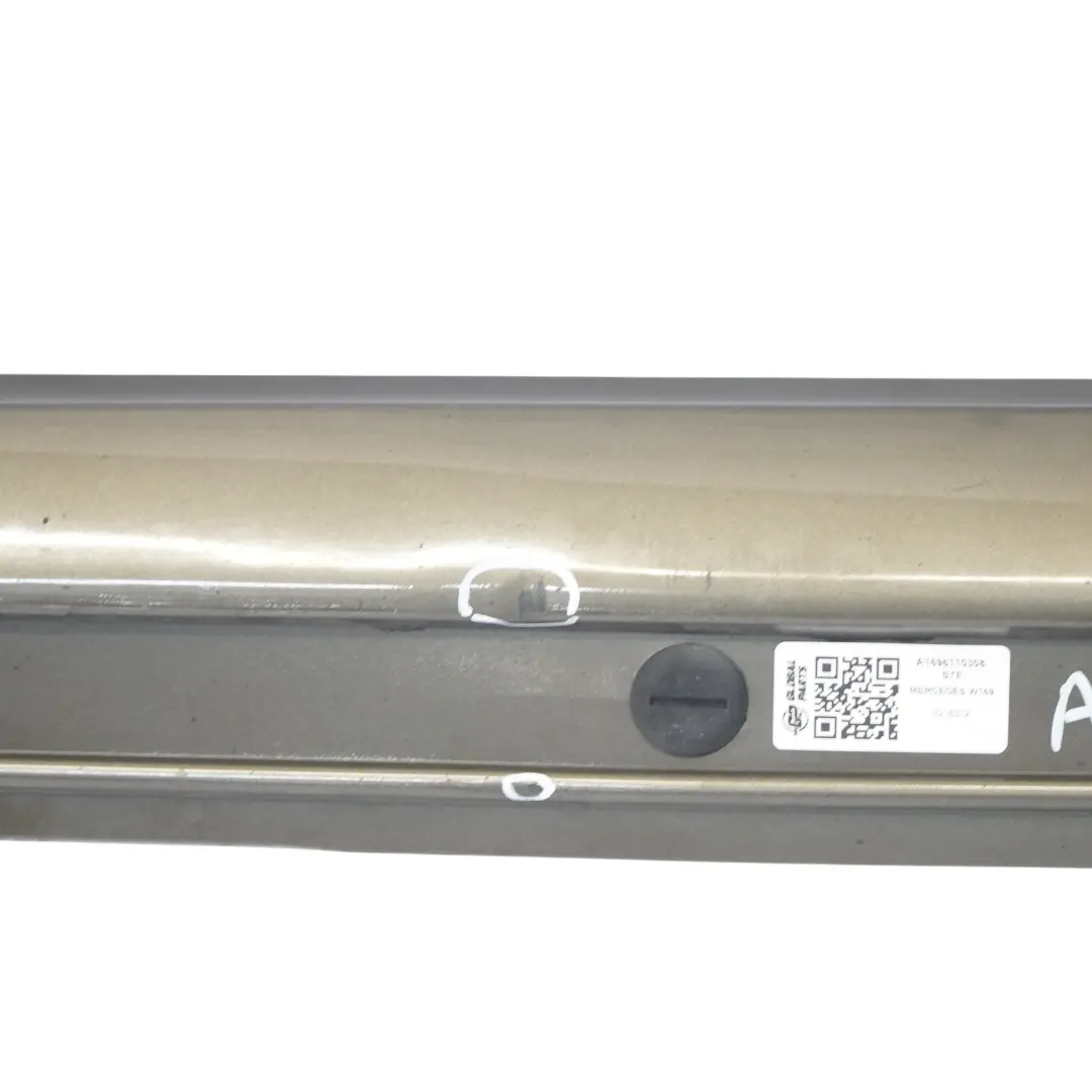 Türschwellerverkleidung links Steppe Braun Metallic - 490 für Mercedes W169 mit Teilenummer A1696110308 Mercedes W169 Türschwellerverkleidung links Steppe Braun Metallic - 490 - SKU A1696110308-STE - Teilenummer A1696110308