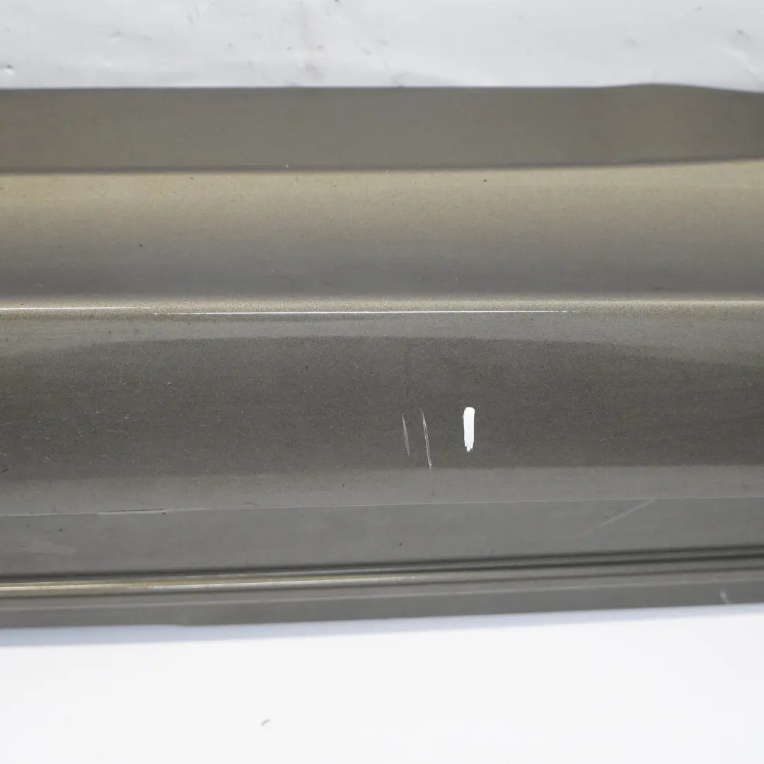 Seitenschweller Türschwellerabdeckung Rechts Steppe Braun - 430 für Mercedes W169 mit Teilenummer A1696110408 Mercedes W169 Seitenschweller Türschwellerabdeckung Rechts Steppe Braun - 430 - SKU A1696110408-STE - Teilenummer A1696110408