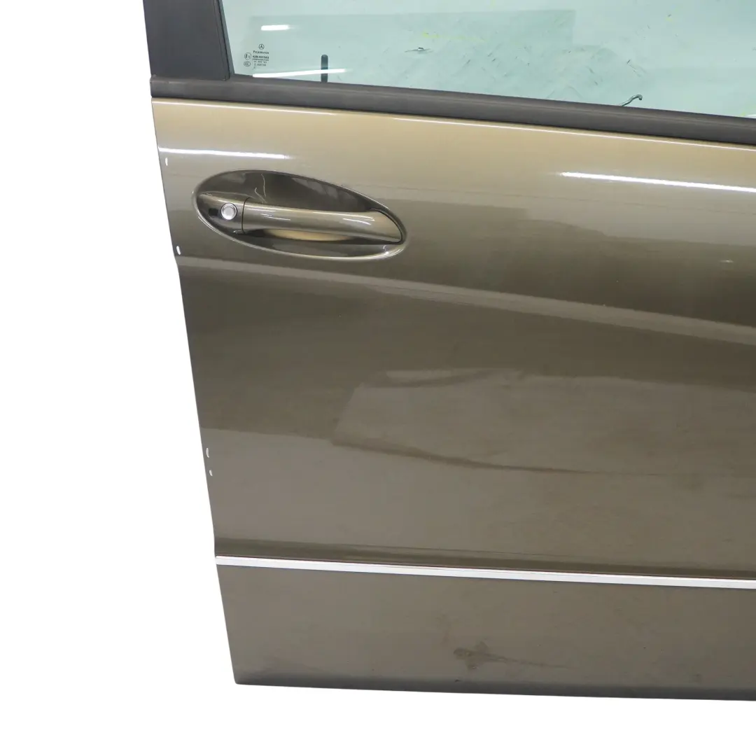 Puerta Delantera Derecha Steppe Brown Metallic - 490 para Mercedes W169 con número de pieza A1697202205 Mercedes W169 Puerta Delantera Derecha Steppe Brown Metallic - 490 - SKU A1697202205-STE - Número de pieza A1697202205