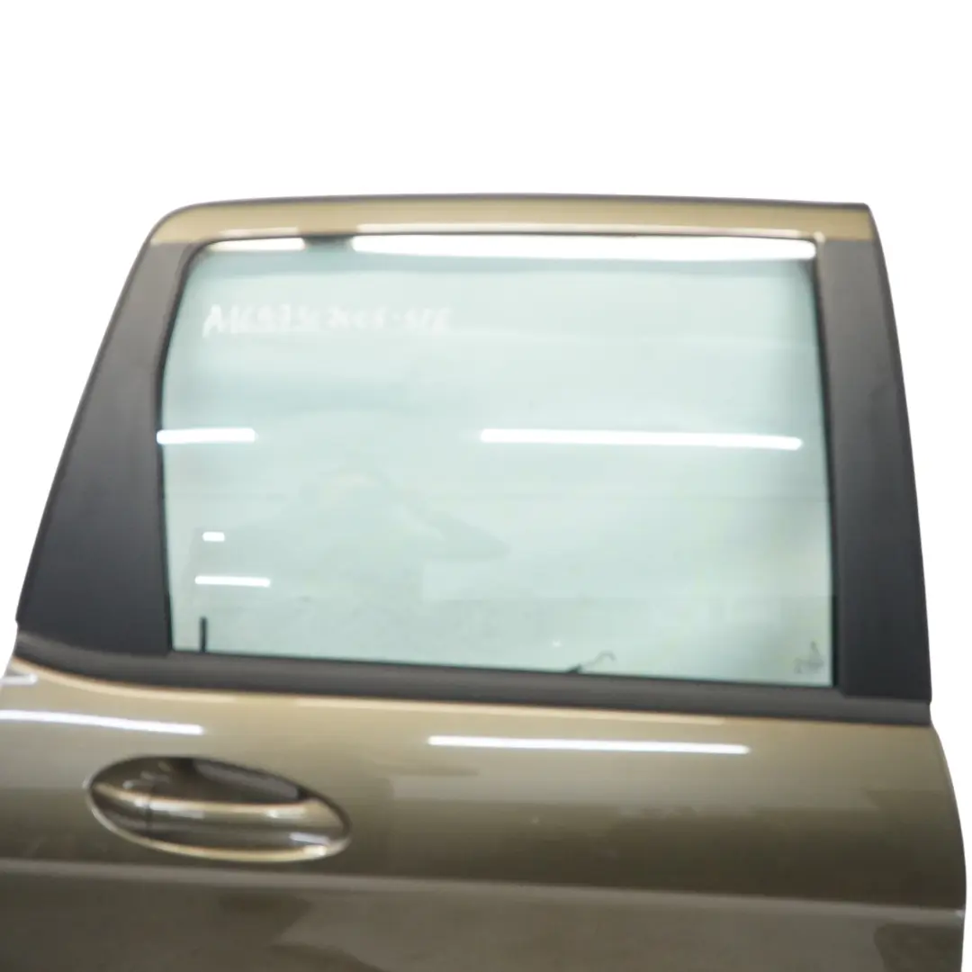 Puerta trasera Panel derecho Steppe Brown Metallic - 490 para Mercedes W169 con número de pieza A1697302005 Mercedes W169 Puerta trasera Panel derecho Steppe Brown Metallic - 490 - SKU A1697302005-STE - Número de pieza A1697302005