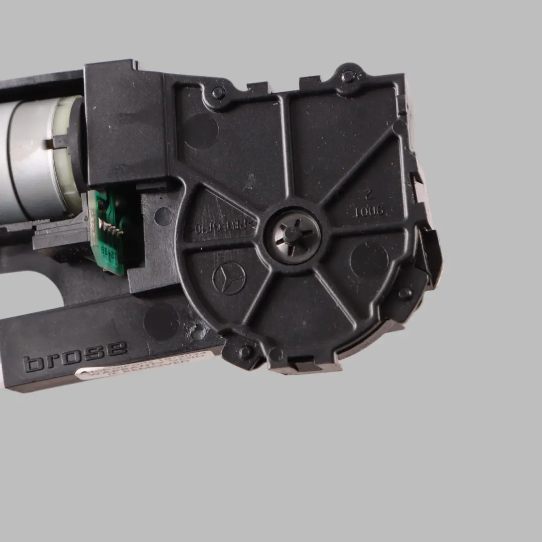 Kopfstütze Aktuator Vordersitz Klappmotor für Mercedes W169 mit Teilenummer A1699700026 Mercedes W169 Kopfstütze Aktuator Vordersitz Klappmotor - SKU A1699700026 - Teilenummer A1699700026