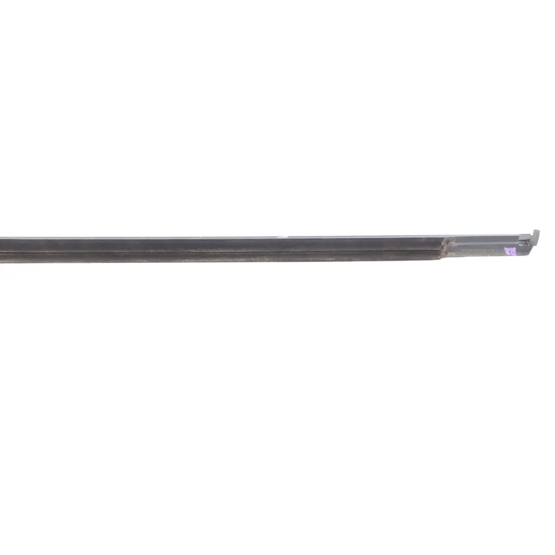 Guarnizione Porta Finestra Guida Destra Striscia Trim per Mercedes W177 con numero di parte A1777354200 Mercedes W177 Guarnizione Porta Finestra Guida Destra Striscia Trim - SKU A1777354200 - Numero di parte A1777354200