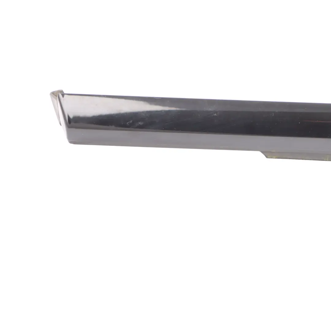 Guarnizione Porta Finestra Guida Destra Striscia Trim per Mercedes W177 con numero di parte A1777354200 Mercedes W177 Guarnizione Porta Finestra Guida Destra Striscia Trim - SKU A1777354200 - Numero di parte A1777354200
