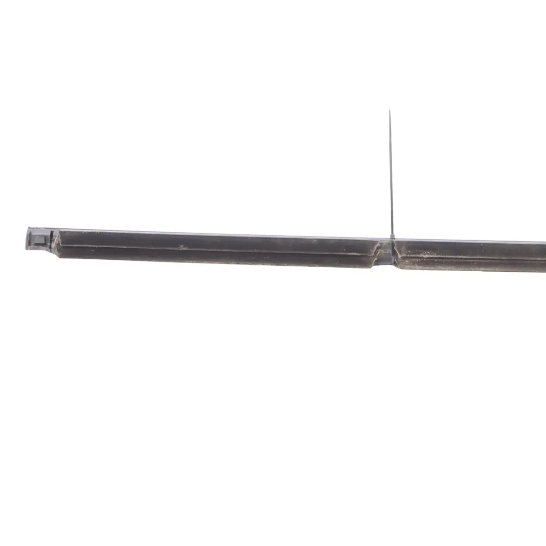 Guarnizione Porta Finestra Guida Destra Striscia Trim per Mercedes W177 con numero di parte A1777354200 Mercedes W177 Guarnizione Porta Finestra Guida Destra Striscia Trim - SKU A1777354200 - Numero di parte A1777354200