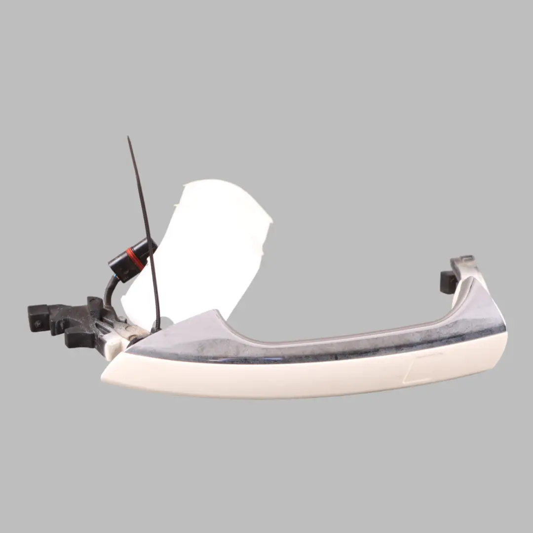 Maniglia Anteriore Posteriore Sinistra Bianco Calcite - 650 per Mercedes W176 W204 con numero di parte A2047601370 Mercedes W176 W204 Maniglia Anteriore Posteriore Sinistra Bianco Calcite - 650 - SKU A2047601370-DWM - Numero di parte A2047601370