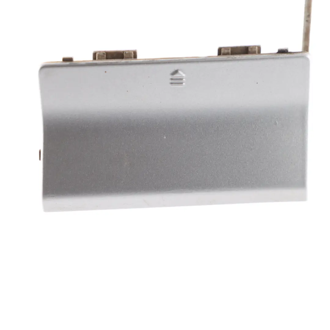 Tapa del gancho de remolque parachoques trasero Iridium Silver 775 para Mercedes W204 con número de pieza A2048850226 Mercedes W204 Tapa del gancho de remolque parachoques trasero Iridium Silver 775 - SKU A2048850226-IRS - Número de pieza A2048850226