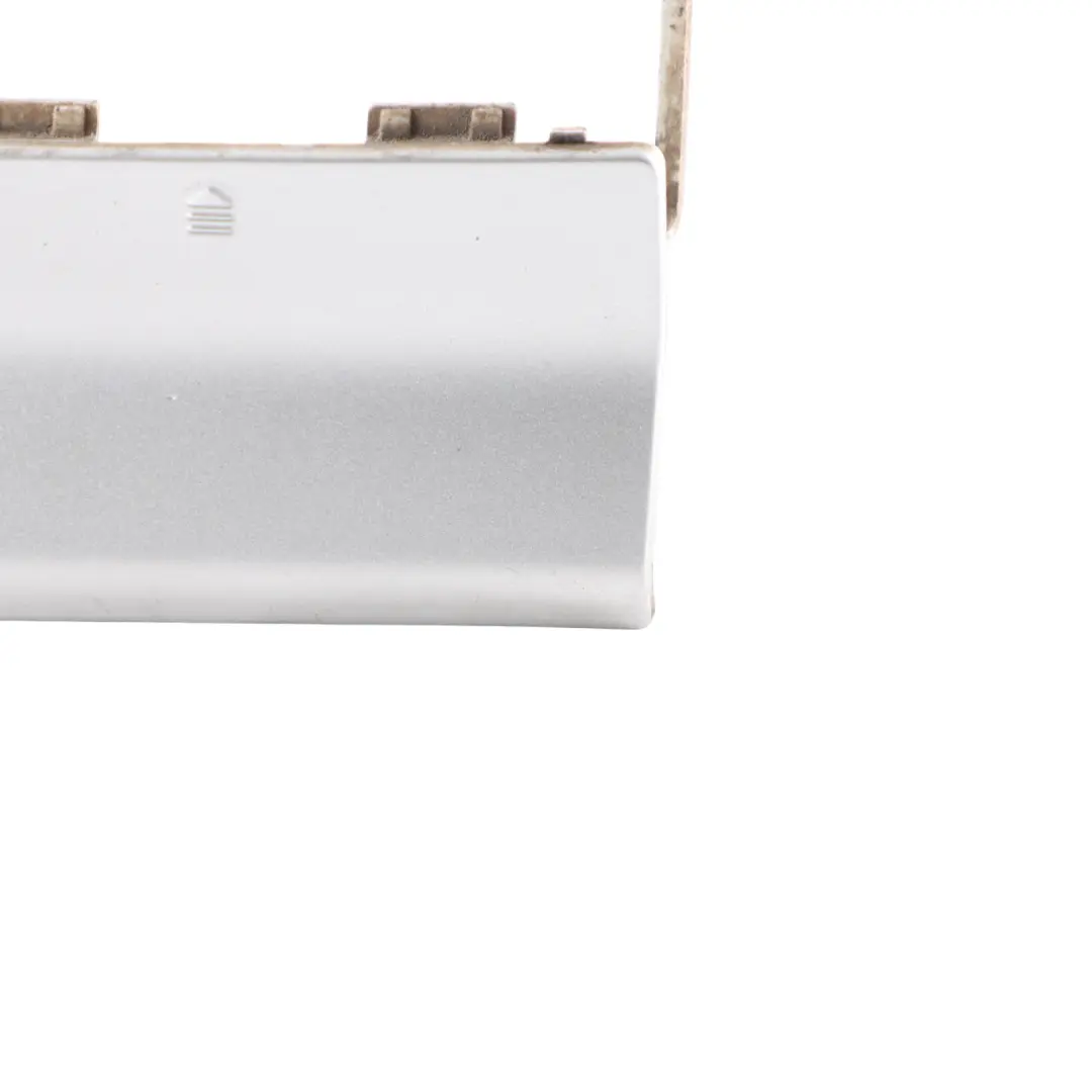 Tapa del gancho de remolque parachoques trasero Iridium Silver 775 para Mercedes W204 con número de pieza A2048850226 Mercedes W204 Tapa del gancho de remolque parachoques trasero Iridium Silver 775 - SKU A2048850226-IRS - Número de pieza A2048850226