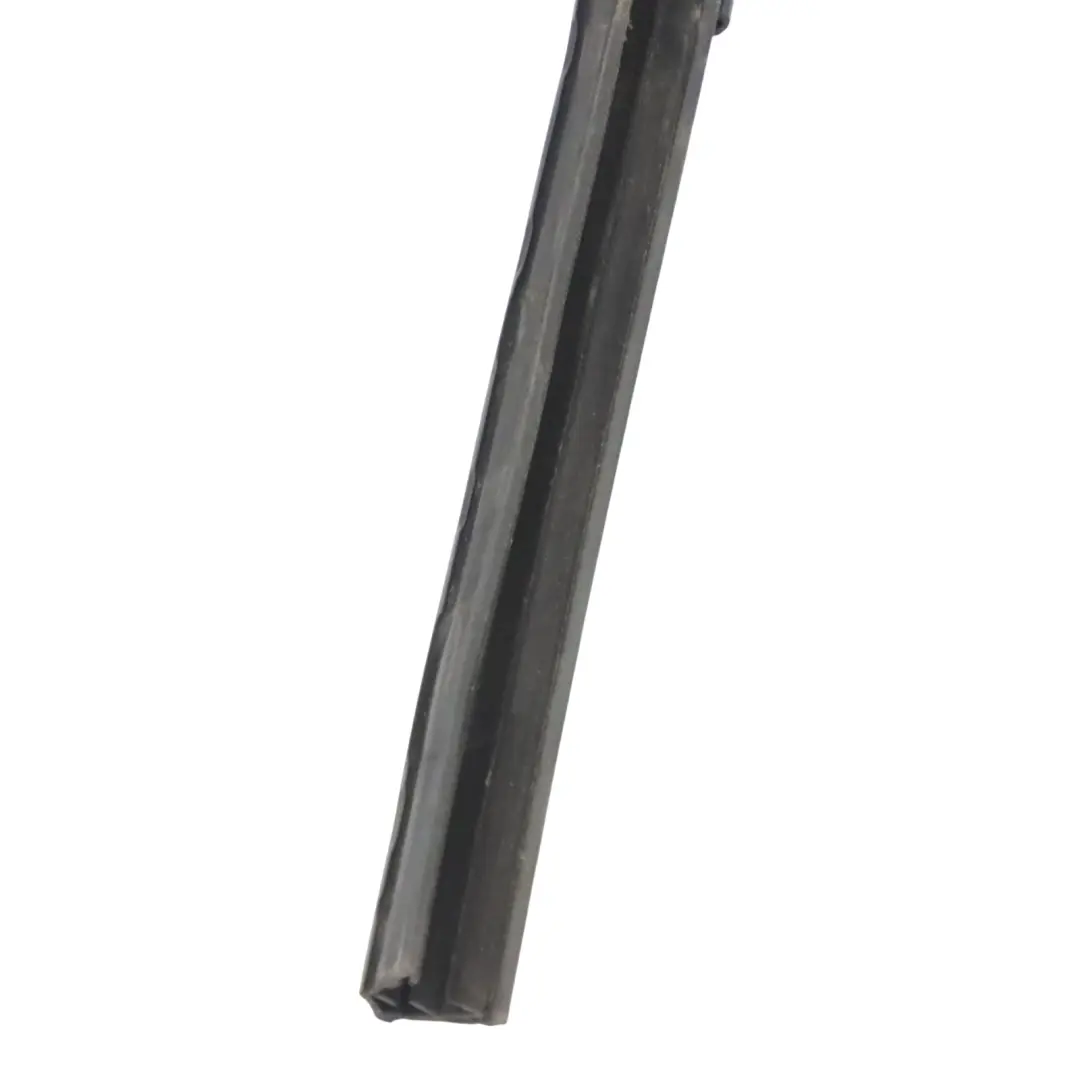 Mercedes W205 Joint de rail de guidage de la fenêtre avant droite - SKU A2057256700 - Numéro de pièce A2057256700